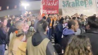 Vecinos de distintos barrios porteños se manifestaron en rechazo a los vetos presidenciales que afectan la pediatría del Hospital Garrahan y el financiamiento universitario.