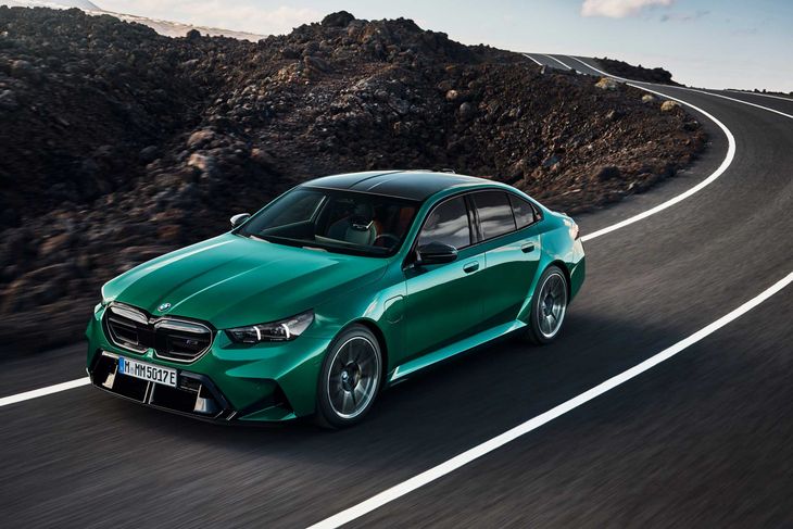 El BMW M5, ahora con tecnología híbrida-enchufable, ofrece una potencia combinada de 727 CV y 1.000 Nm de torque, alcanzando los 100 km/h en 3.5 segundos. El BMW M5, ahora con tecnología híbrida-enchufable, ofrece una potencia combinada de 727 CV y 1.000 Nm de torque, alcanzando los 100 km/h en 3.5 segundos.