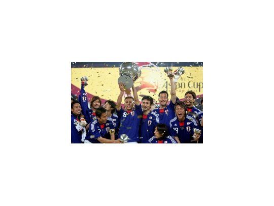 El plantel de Japón festeja la obtención de la Copa de Asia.
