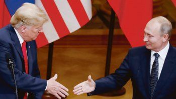 ENCUENTRO. Donald Trump y Vladímir Putin, durante la cumbre de Helsinki, celebrada en julio de 2018. La relación entre ambos siempre fue motivo de sospecha en Estados Unidos.