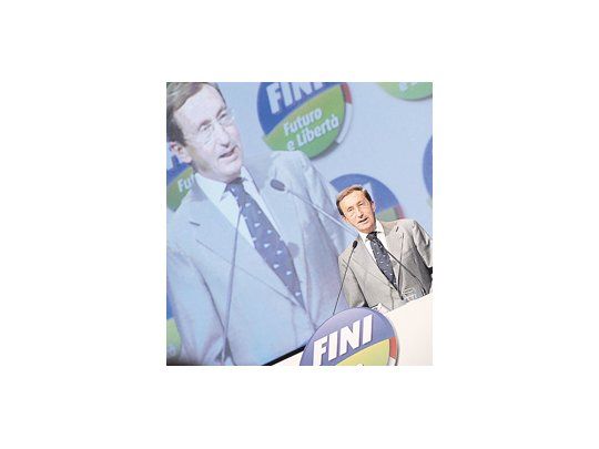 Gianfranco Fini ha pasado del posfascismo al conservadurismo moderno, y de aliado de Silvio Berlusconi a uno de sus críticos más duros. Ahora conminó al premier italiano para que renuncie.