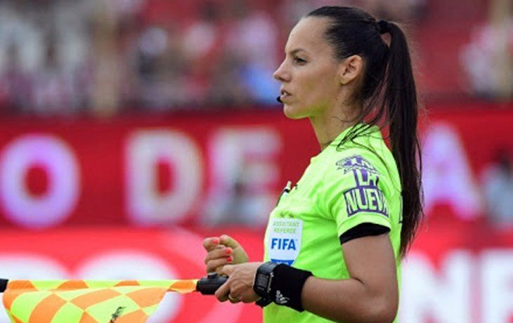 Mariana De Almeida (foto), junto a Daiana Milone, se convertirán en las primeras mujeres en dirigir en la Copa Libertadores masculina debido al coronavirus positivo que dieron los árbitros asignados al partido entre Racing y Nacional.