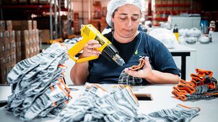 Brecha salarial: Diferencias de hasta 1.025 horas laborales anuales para comprar un iPhone entre provincias. Brecha salarial: Diferencias de hasta 1.025 horas laborales anuales para comprar un iPhone entre provincias.