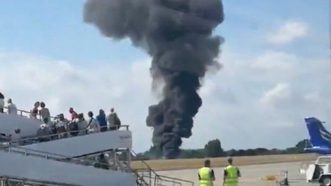 Un avión se estrelló al despegar y causó conmoción en Londres