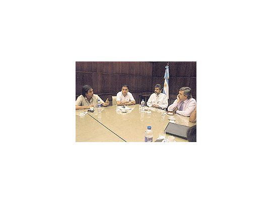 Alberto Fernández, junto a Daniel Filmus y el titular del Movimiento de Trabajadores parala Victoria, Edgardo Depetris, quien ayer llevó el apoyo a la candidatura porteña delministro de Educación.
