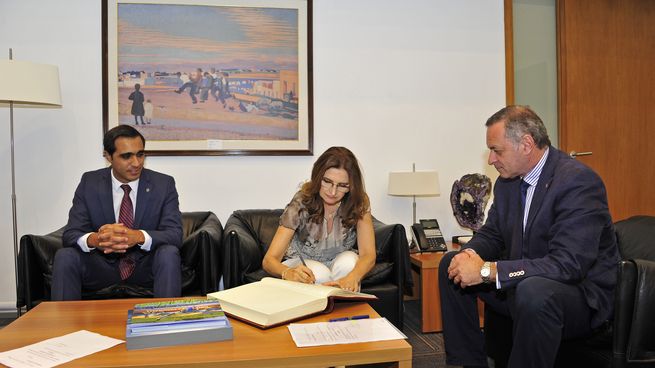 Karina Rando rubricando su firma ante la mirada del secretario de Presidencia, Álvaro Delgado, y el subsecretario del Ministerio de Salud Pública, José Luis Satdjian.