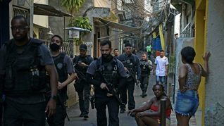 Policías patrullan la favela de Jacarezinho, en Río de Janeiro.