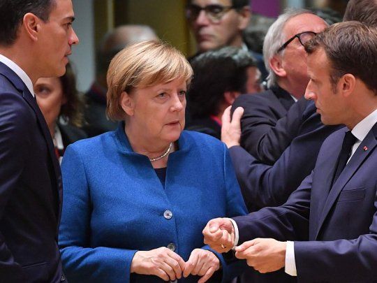Sánchez, Merkel y Macron. Por ahora, no hay acuerdo en la UE.