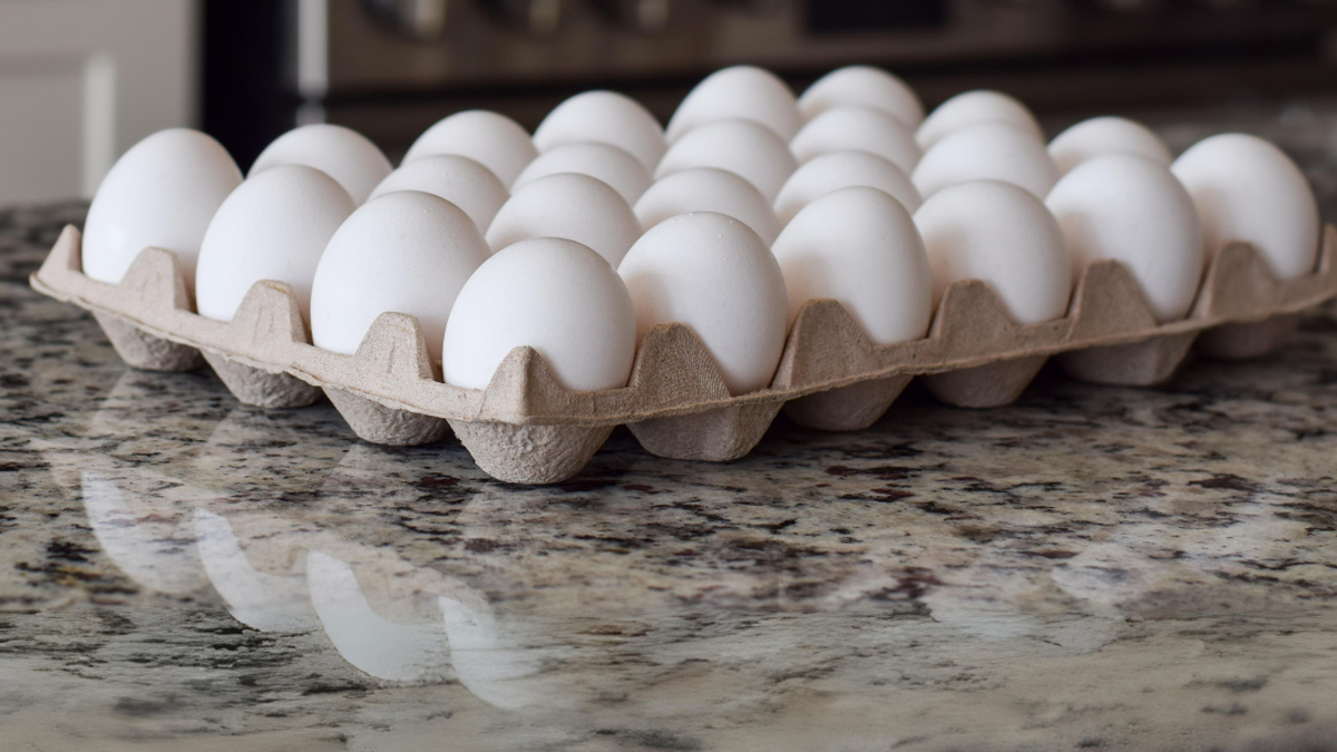 Don’t throw the egg maple cardboard! With this technique you can create a super useful and comfortable furniture