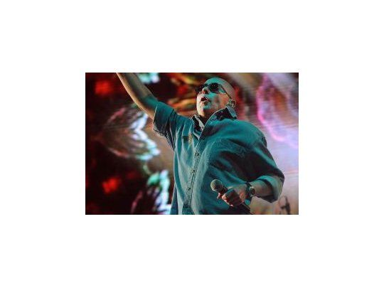 El Indio Solari, exlíder de Los Redonditos de Ricota, en su primer concierto del año ante una multitud en el hipódromo de Gualeguaychú.