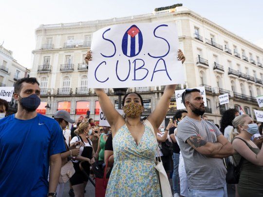 Protesta en Madrid en apoyo al estallido social en Cuba.