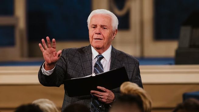 El controvertido pastor, Jesse Duplantis que pide limosna para viajar en avión privado y para lograr la vuelta de Dios