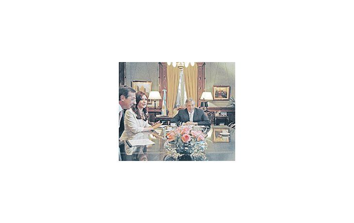 ámbito.com | Ríen ayer en Casa de Gobierno los presidentes Kirchnerjunto al nuevo embajador en Francia, directivo dePeugeot, Luis Ureta Sáenz Peña (izq.).