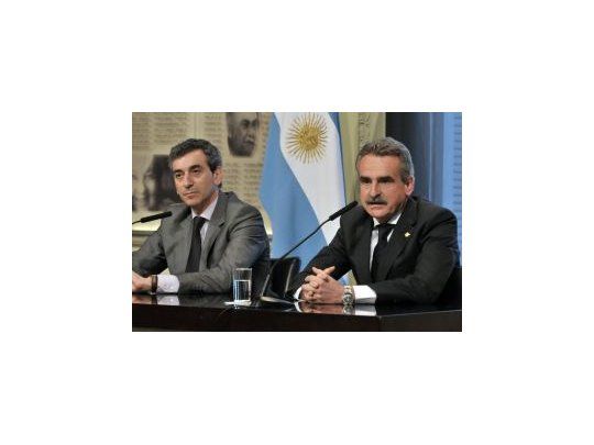 Los ministros del Interior y Transporte, Florencio Randazzo, y de Defensa, Agustín Rossi, firmaron hoy un convenio, en el marco destinado a llevar adelante un trabajo conjunto, para recuperar la industria ferroviaria argentina.