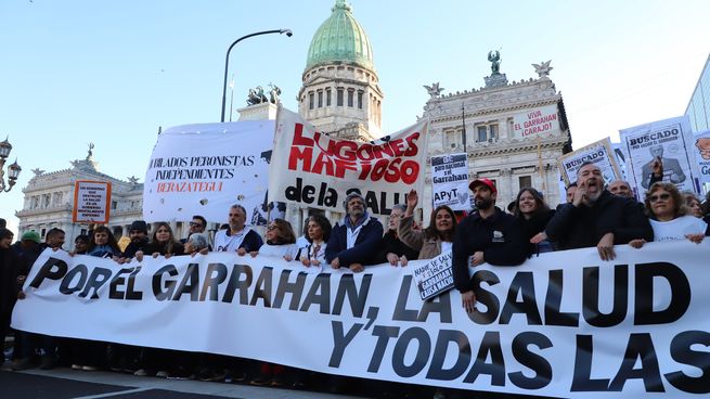 Una multitud acompaña el reclamo de trabajadores y doctores. Piden mejoras salariales y mayor estabilidad para los médicos residentes.
