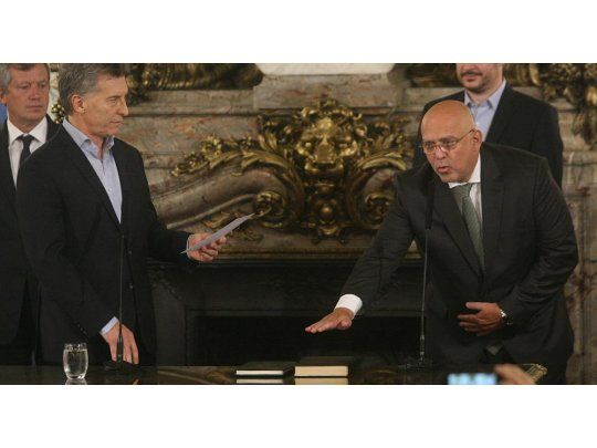 El Presidente puso en funciones a Carlos Vignolo, quien reemplazó en el cargo a José Cano. (Foto: Ignacio Petunchi)