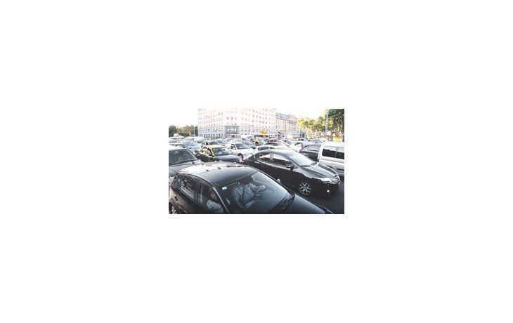 En Leandro N. Alem circular 100 metros insumió una hora. En la zona de Retiro camiones y micros paralizaron el tránsito.