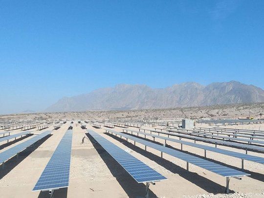 La empresa apuesta a la energía solar y eólica.