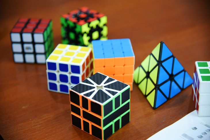 El profesor Erno Rubik, nunca imaginó que su creación se convertiría en un invento de millones de dolares El profesor Erno Rubik, nunca imaginó que su creación se convertiría en un invento de millones de dolares