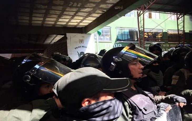 Polic&iacute;as de La Paz se sumaron al mot&iacute;n.