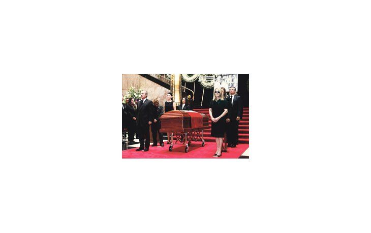 Las cenizas de Fuentes serán esparcidas en el cementerio de Montparnasse de París, donde reposan sus hijos Carlos y Natasha.