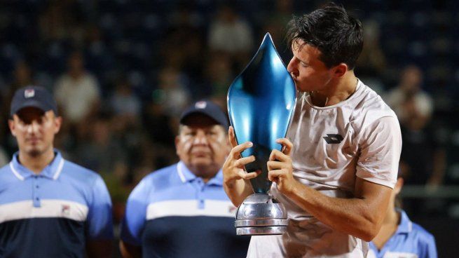 Beso. Luciano Darderi con el trofeo del ATP de Córdoba.&nbsp;