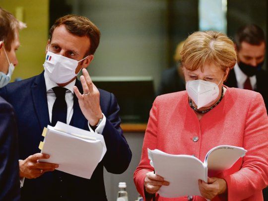 PROMOTORES. El presidente de Francia Emmanuel Macron y la canciller de Alemania, Angela Merkel, asumieron la defensa del plan de ayuda.&nbsp;