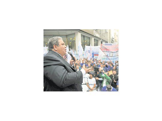 Los bancarios se movilizaron ayer por la city porteña y complicaron la actividad financiera durante una hora. El secretario adjunto, Sergio Palazzo, reclamó un aumento del 25% y un mínimo de 7.200 pesos.