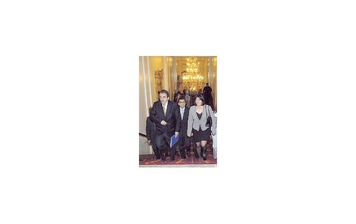 ¿Fin a enemistad? El secretario de Comercio Interior, GuillermoMoreno, y la ministra Felisa Miceli se dirigen -entreellos, el vocero Silvio Robles- al salón del hotel donde seefectuó el seminario contra el FMI.