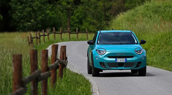 The 600 Hybrid allows to circulate in electric mode in urban maneuvers and takes advantage of energy recovery in braking or slopes, achieving sustainable and lower consumption routes.
