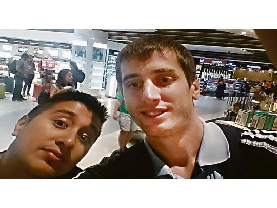 Recién llegados. Matías, junto a uno de sus amigos, se sacaron una selfie en el comienzo de sus vacaciones apenas aterrizaron en el aeropuerto.