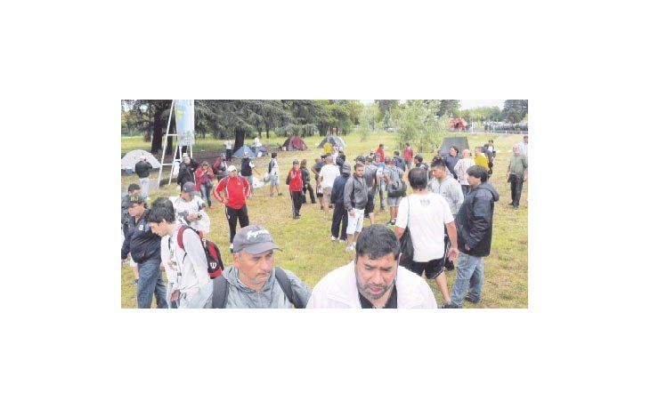 El corte de la autopista que conduce al aeropuerto de Ezeiza quedó ayer desarticulado luego de la intervención del personal de Gendarmería, que accionó con palos, escudos y  carros hidrantes sobre los manifestantes.
