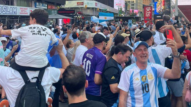 Pasión. Los argentinos volvieron a copar Time Square en apoyo a la Selección. 