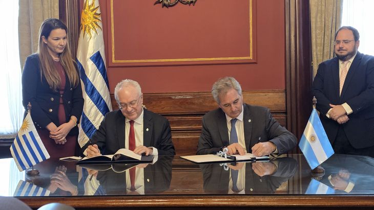 El canciller Mario Lubetkin y su par argentino, Pablo Quirno, suscribieron el acuerdo.