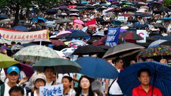 Miles de personas volvieron a salir a la calle este domingo en Hong Kong, por séptimo fin de semana consecutivo, en el marco de una protesta que parece no tener fin contra el gobierno pro-Pekín de este territorio semiautónomo.