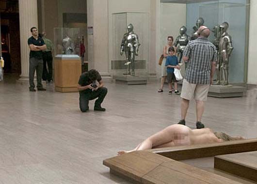 Modelo posó desnuda en museo de NY y fue detenida (foto 1)