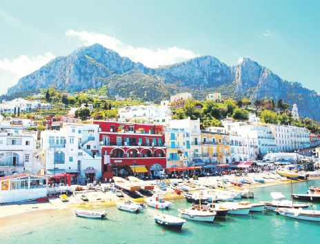 La isla de Capri y su paisaje de ensueño en la Costa Amalfitana de Italia. Muchos viajan allí sólo para conocer la mítica cueva Esmeralda.