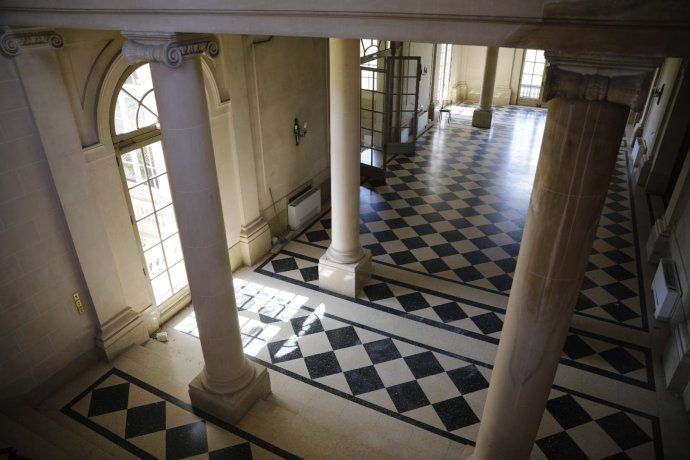 Salón de doble altura con columnas y un extenso piso damero en blanco y negro, emblema del refinamiento europeo (Foto Gentileza: Joaquín Albiñana) Salón de doble altura con columnas y un extenso piso damero en blanco y negro, emblema del refinamiento europeo (Foto Gentileza: Joaquín Albiñana)