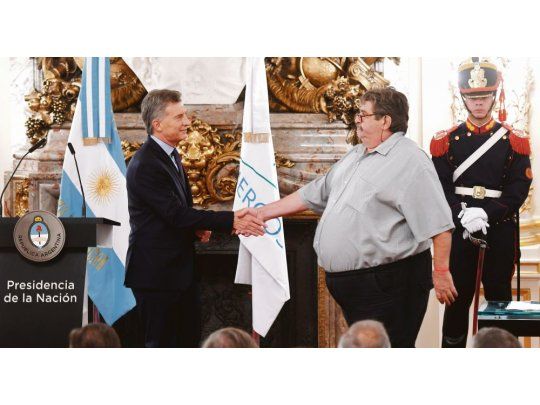 Saludo. Maurico Macri y el titular de Smata, Ricardo Pignanelli.