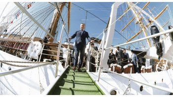 ámbito.com | independencia. Mauricio Macri ayer, en la fragata Libertad, en el puerto de Hamburgo.
