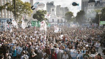 Marcha. En la Plaza de Mayo del centro porteño miles de personas se manifestaron en el 43 aniversario del golpe del 76.