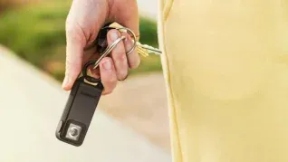 Este dispositivo te permite mantenerte seguro de manera práctica. Este dispositivo te permite mantenerte seguro de manera práctica.