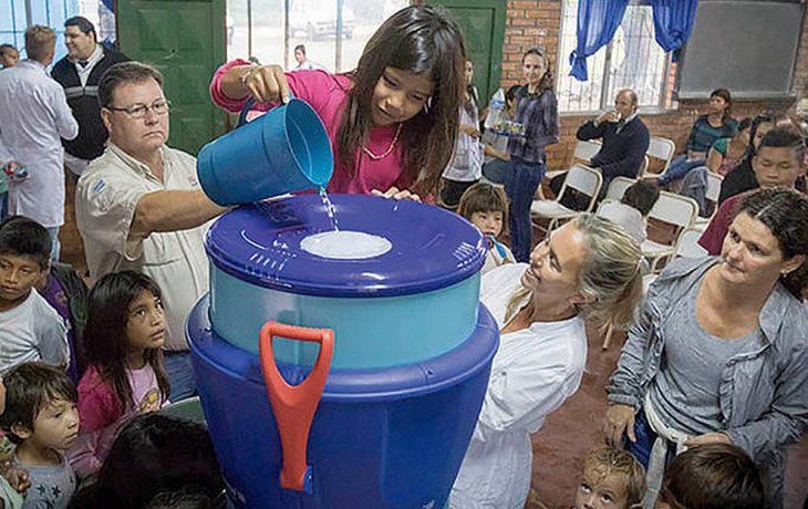 Agua Segura utiliza los purificadores microbiológico instantáneos de alta tecnología, que eliminan el 99,9% de bacterias, 99,9% de virus y 99,9% de parásitos. El sistema de retrolavado retiene los microorganismos sin importar que el agua sea turbia. Purifica en promedio 12 litros por hora y puede abastecer de agua segura a unas 100 personas al día.&nbsp;