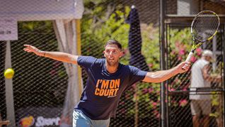 Se pusieron en marcha los entrenamientos del equipo argentino de Copa Davis en Rosario, con una participación especial: Delbonis se sumó al peloteo con sus compañeros en calidad de colaborador. El azuleño llega para transmitir su experiencia como gran protagonista de la única Ensaladera de Plata en el haber nacional, obtenida en 2016.