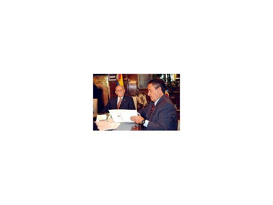 Eduardo Duhalde recibió ayer en la Casa de Gobierno la visita del vicepresidente de Venezuela, José Rangel Vale, quien fue portador de un saludo del presidente Hugo Chávez.