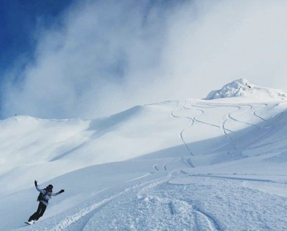 Jenny Somweber y una bajada solitaria, con nieve fresca y honda en el Cerro López de Bariloche.
