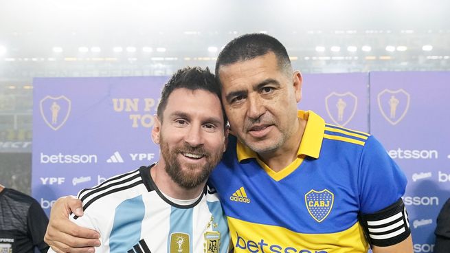 Abrazo de (pase) gol. Juan Román Riquelme, el centro de la fiesta, quiso fotografiarse con Lionel Messi.