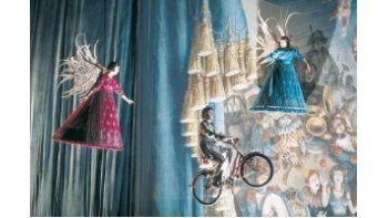 Algunos de los intérpretes de “Corteo”, el espectáculo que presentará este año el Cirque du Soleil en el país, actúan en el aire, sujetos a camas (de 300 kilos cada una), candelabros y bicicletas.