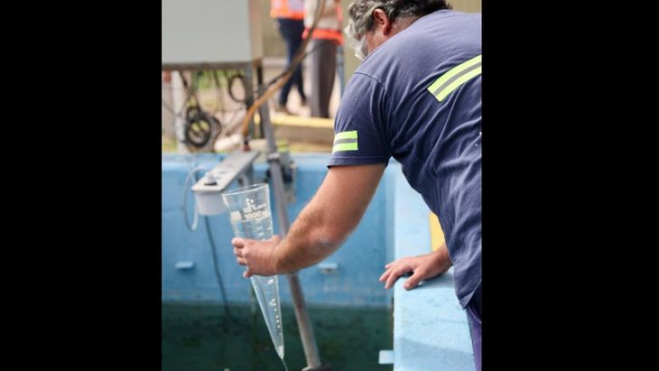 Uno de los trabajadores de Quilmes realiza un control de calidad del agua antes de verterla al efluente. Uno de los trabajadores de Quilmes realiza un control de calidad del agua antes de verterla al efluente.
