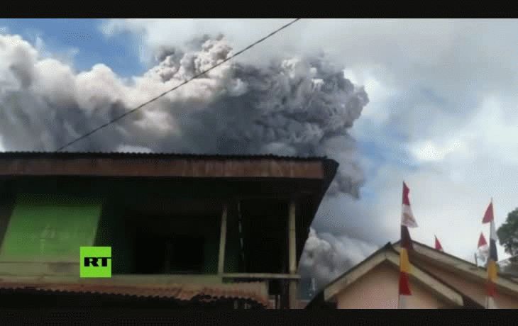 Impresionante nube de cenizas de un volcán en Indonesia: se elevó hasta los 5.000 metros